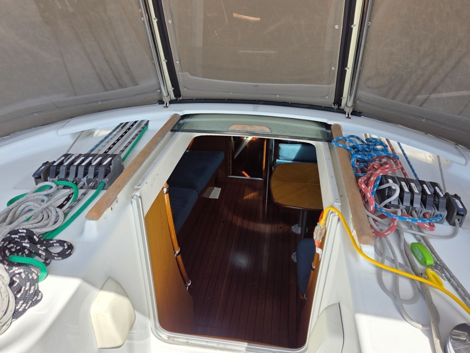 Beneteau Oceanis 411 companionway and cabin top clutches