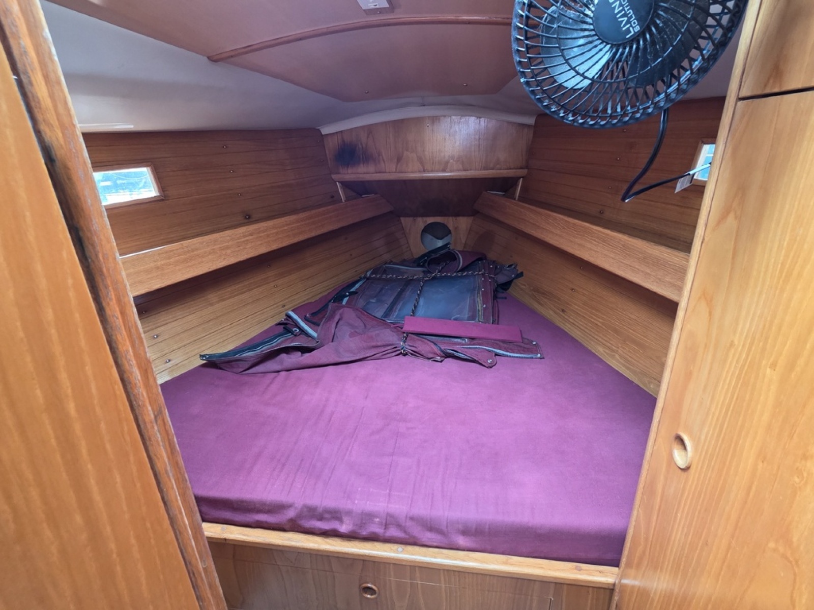 Beneteau Oceanis 350 vee berth