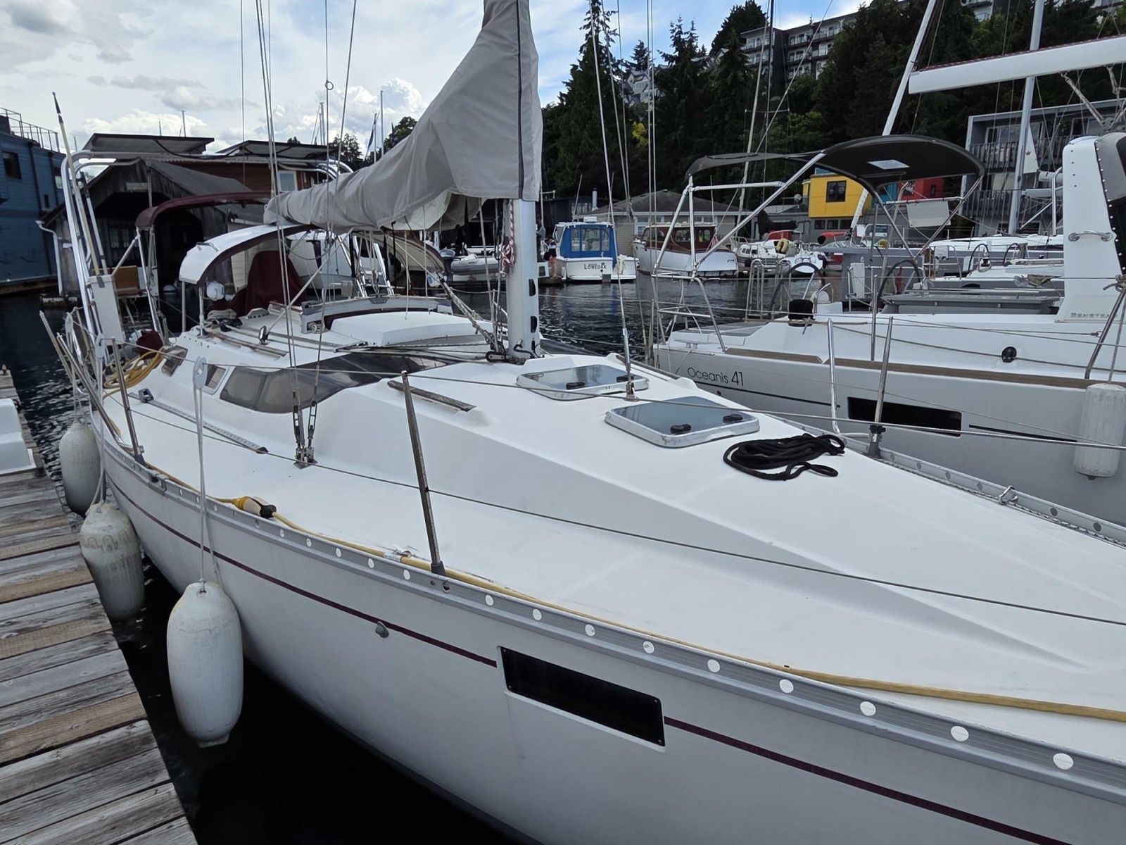 1988 Beneteau Oceanis 350  foredeck