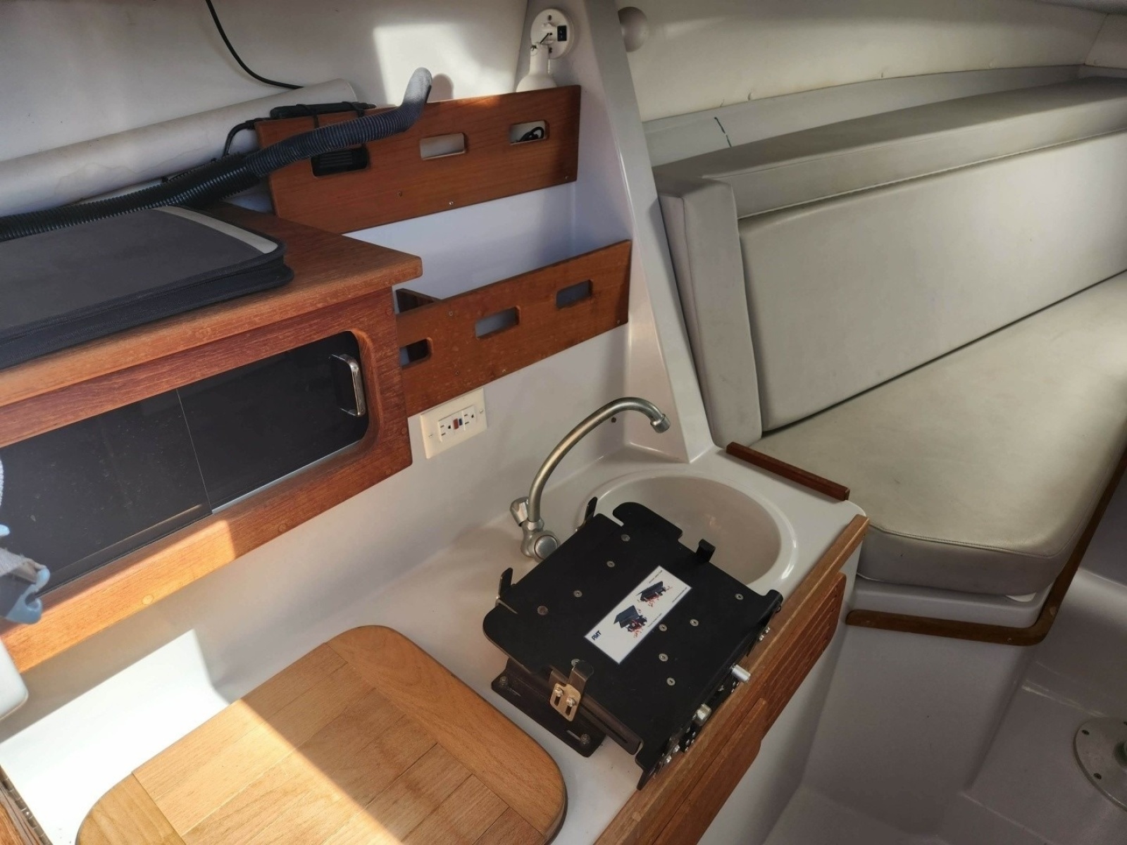 2001 Contender 35 Side Console