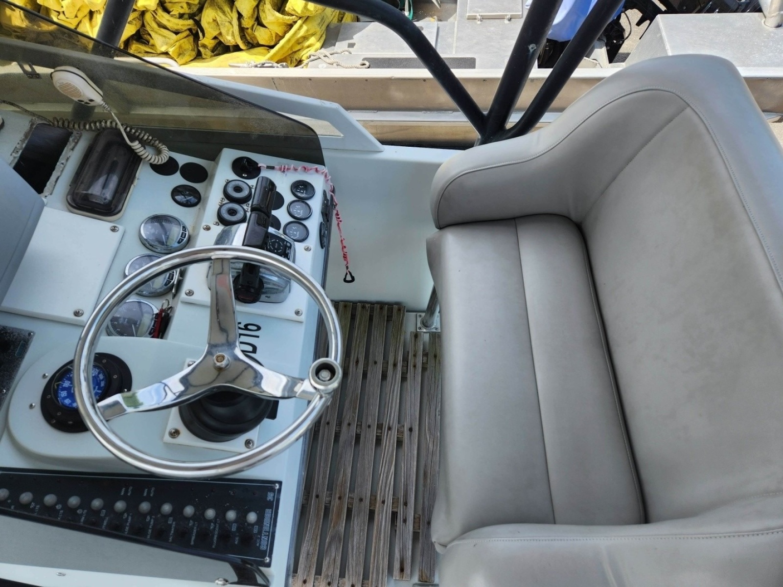 2001 Contender 35 Side Console