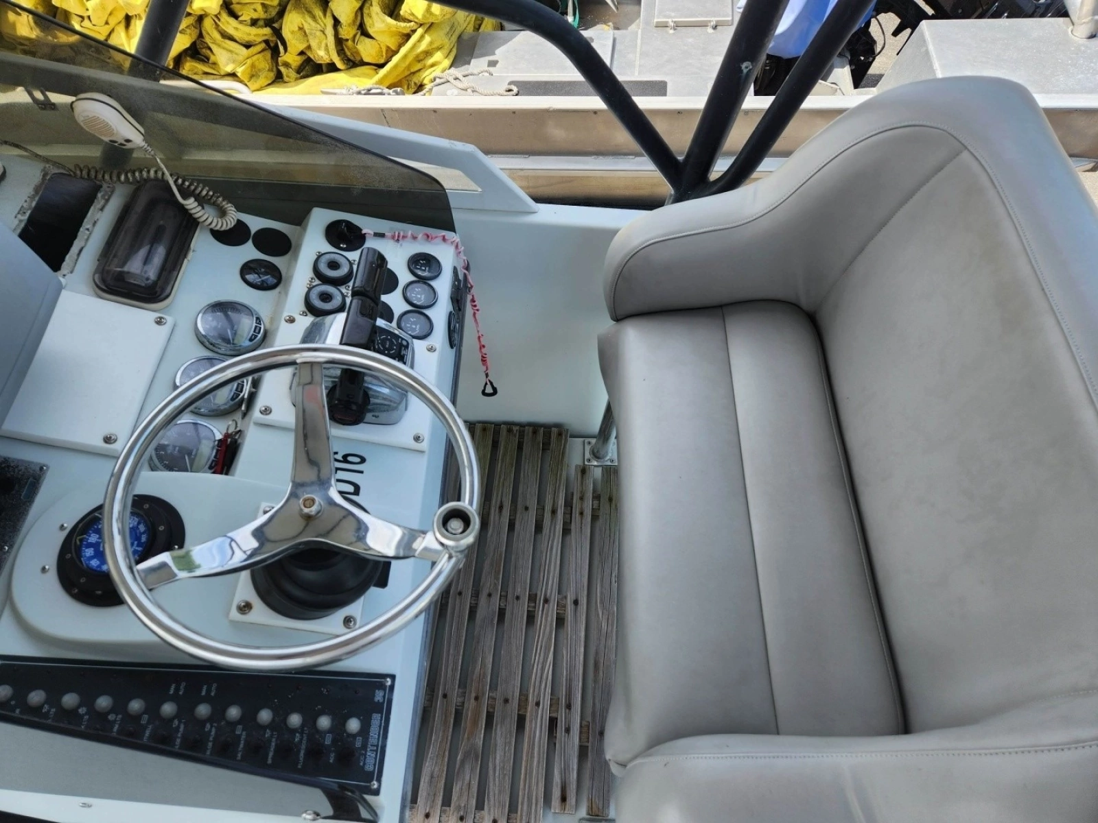 2001 Contender 35 Side Console