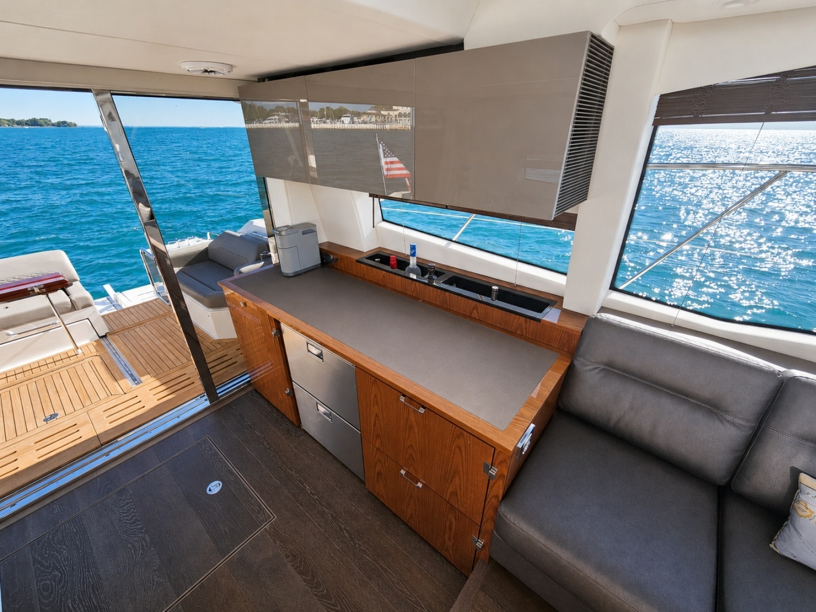 2019 Sea Ray 520 Sundancer photo 36