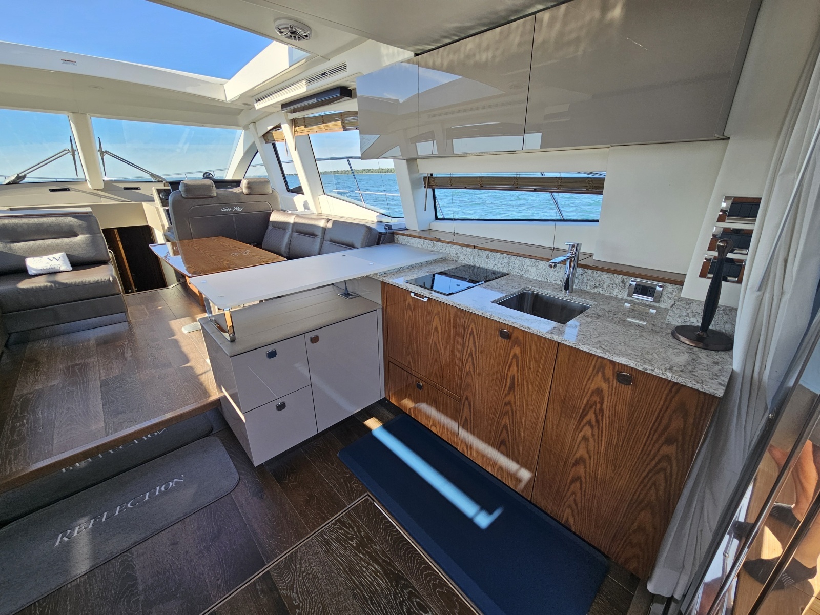 2019 Sea Ray 520 Sundancer photo 25