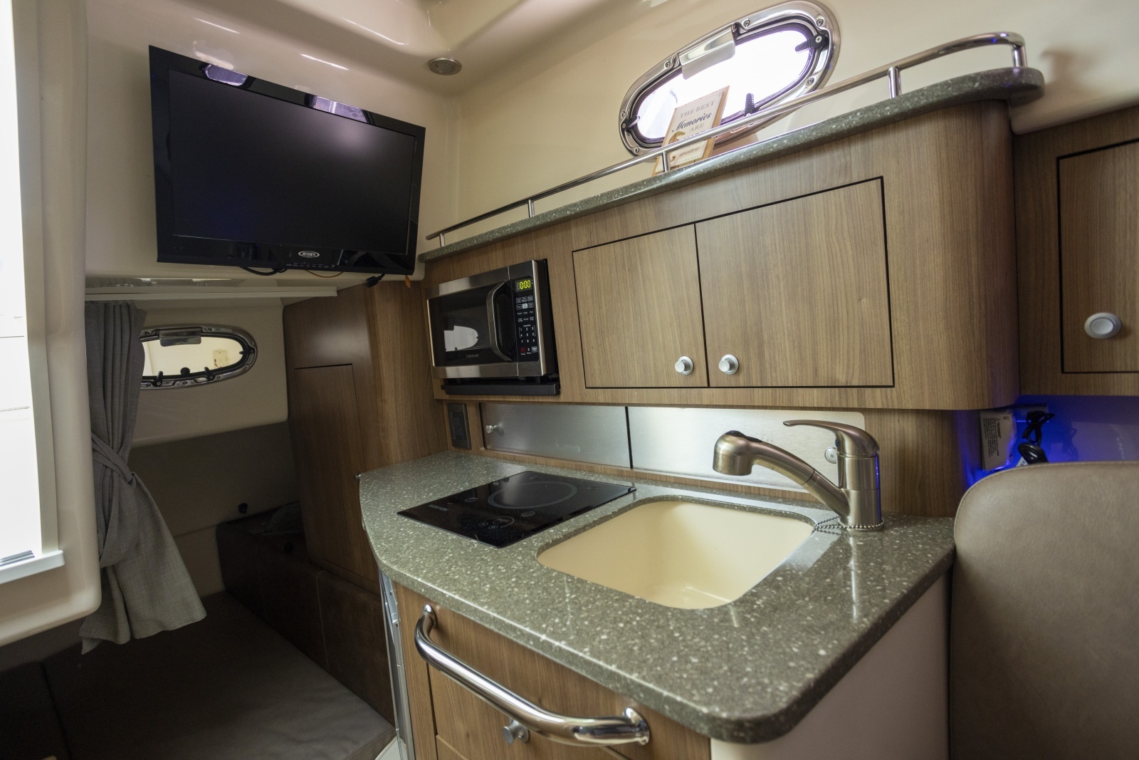 2014 Boston Whaler 315 Conquest