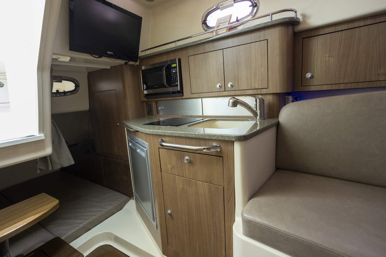 2014 Boston Whaler 315 Conquest