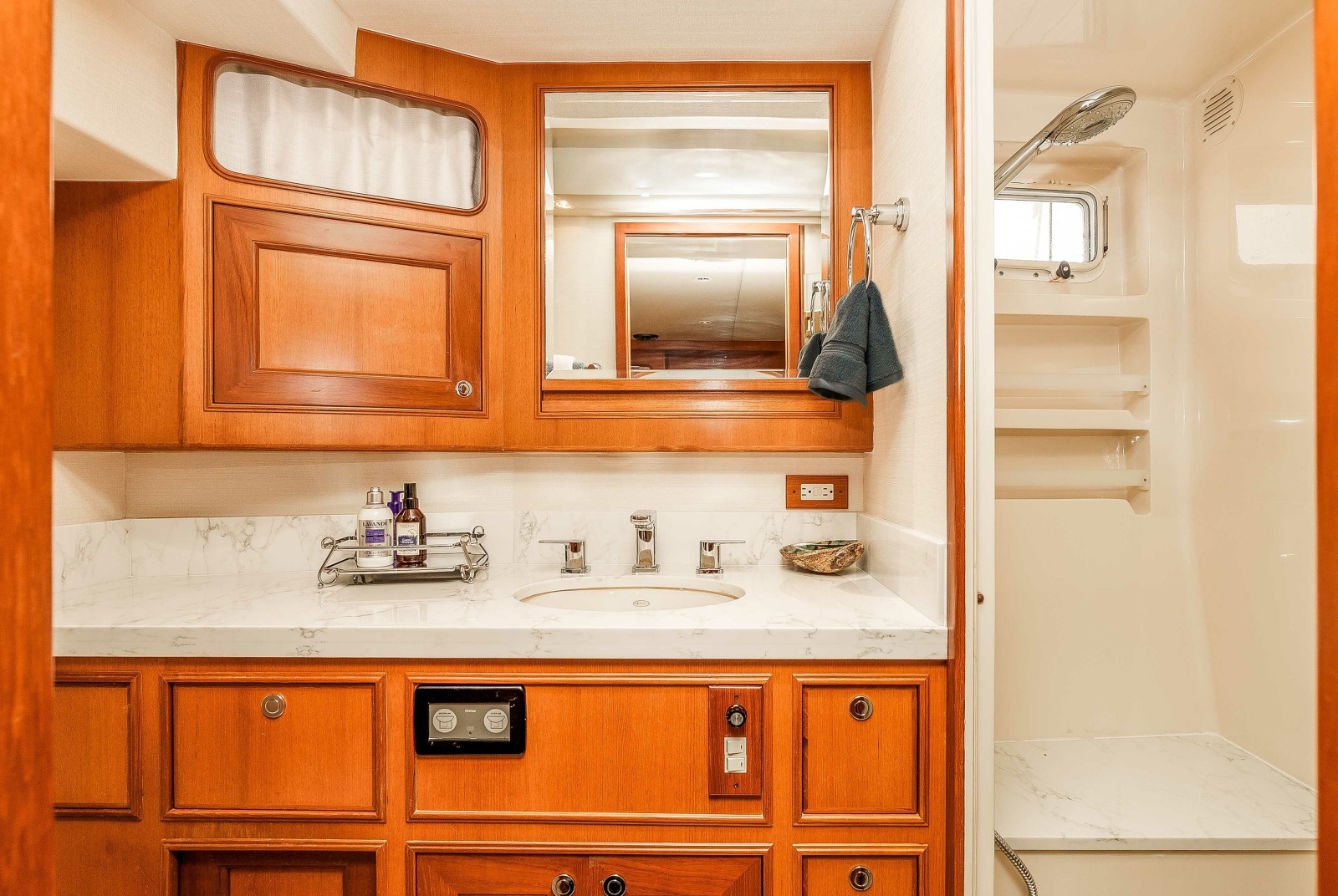 2005 Offshore Yachts Pilothouse