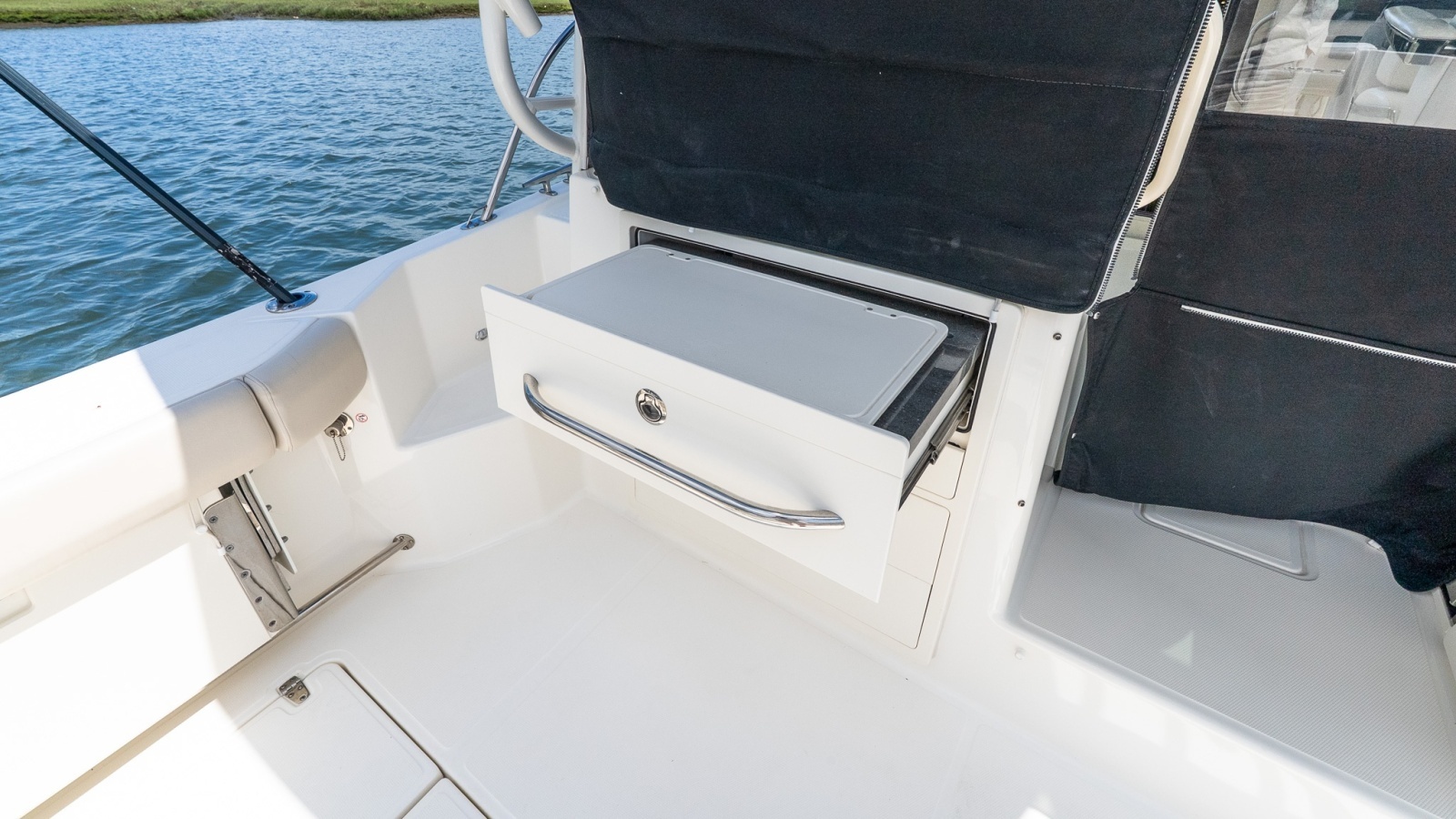 2020 Boston Whaler 325 Conquest