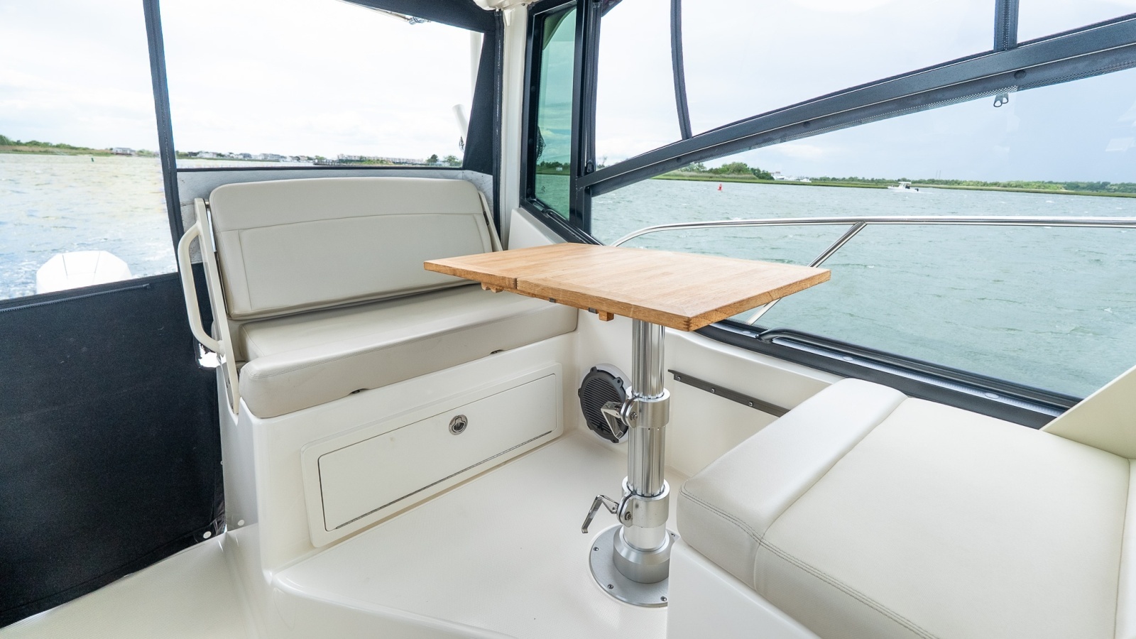 2020 Boston Whaler 325 Conquest