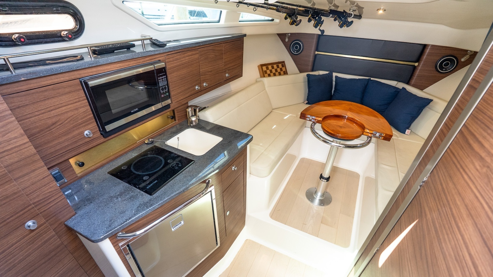 2020 Boston Whaler 325 Conquest