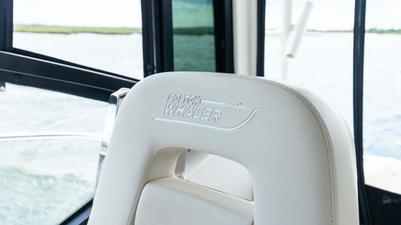 2020 Boston Whaler 325 Conquest