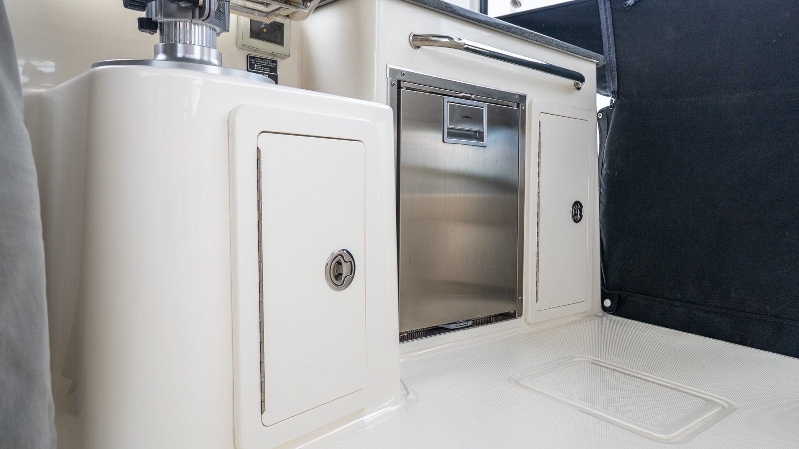 2020 Boston Whaler 325 Conquest