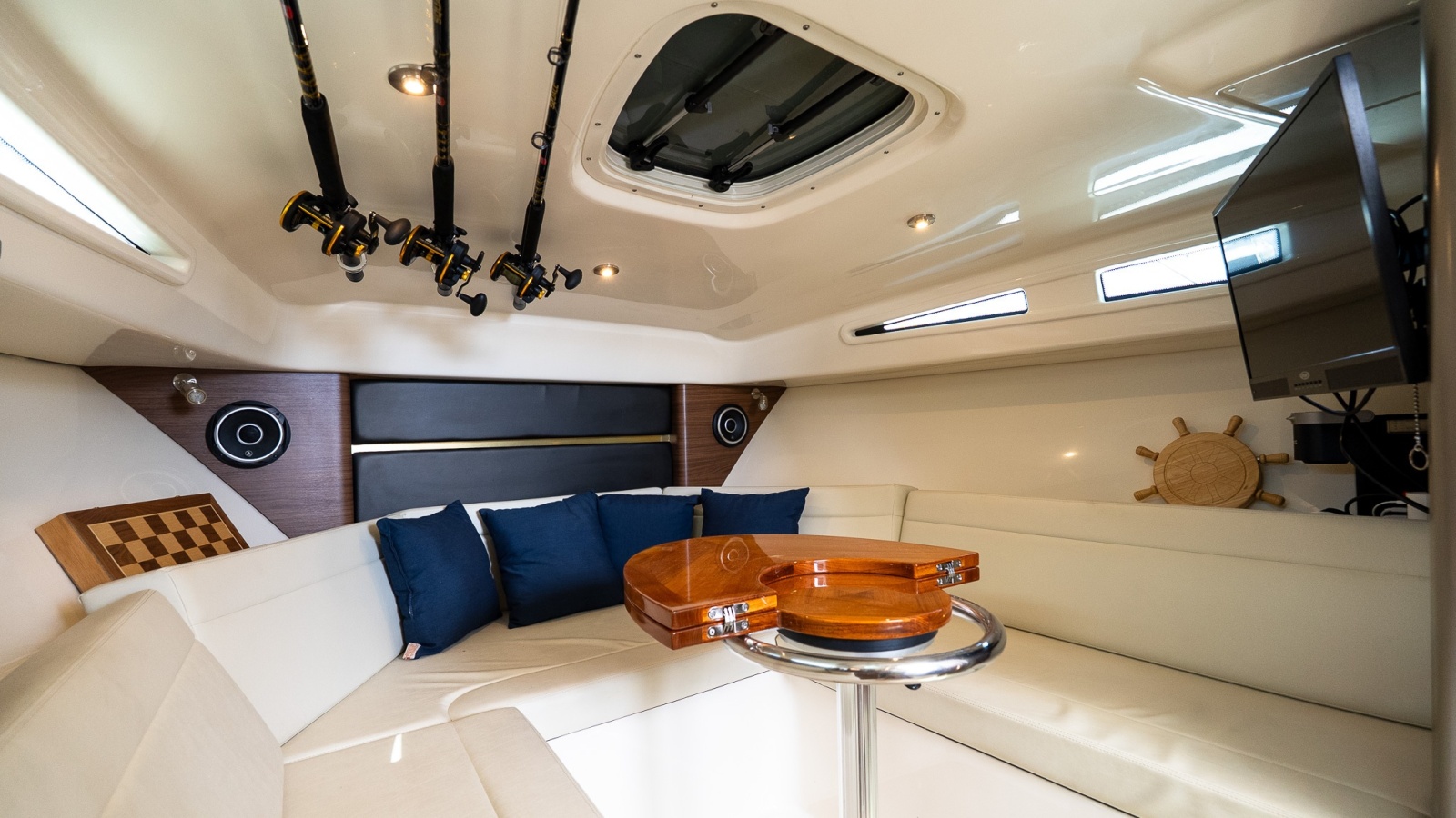 2020 Boston Whaler 325 Conquest