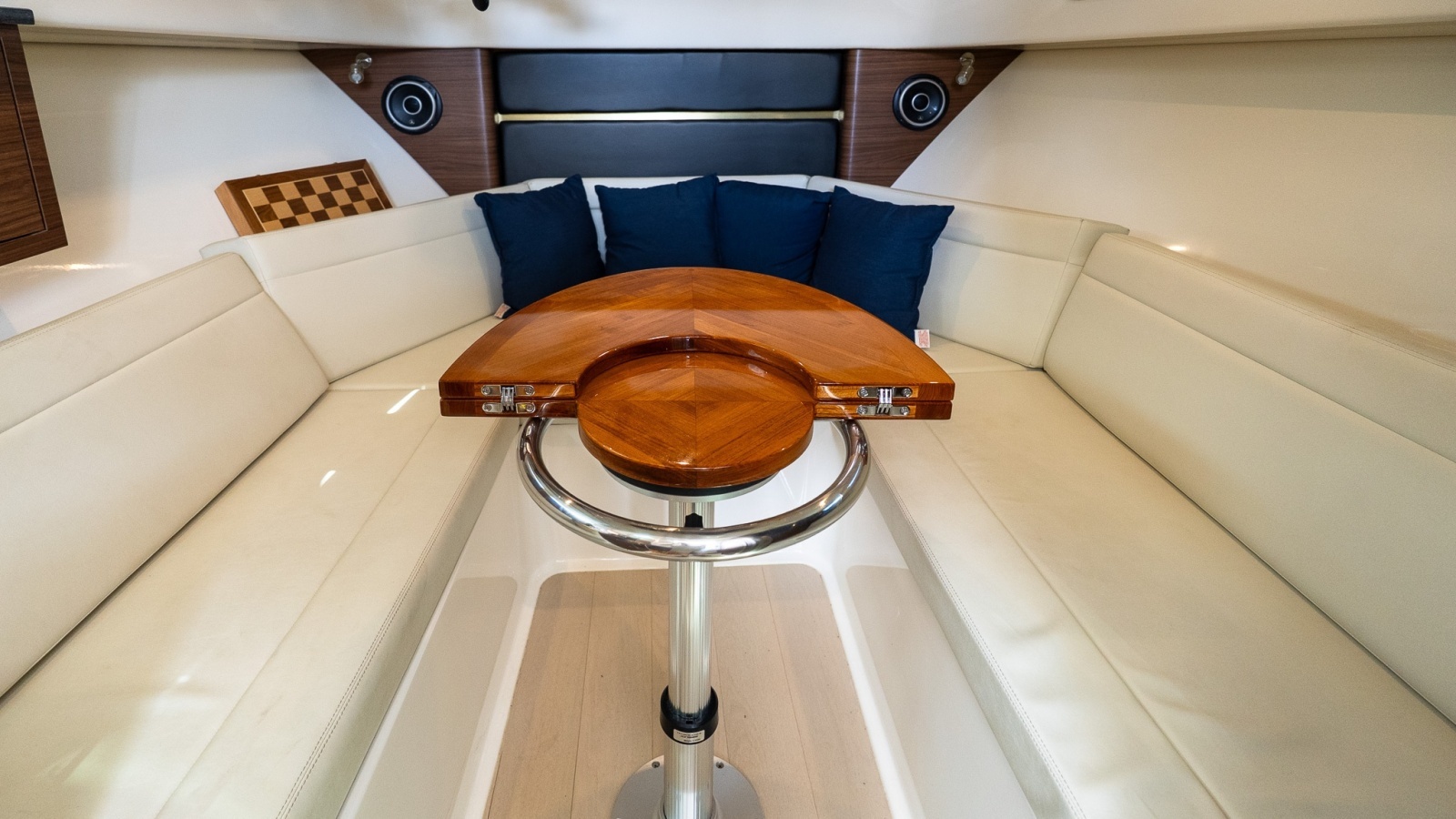 2020 Boston Whaler 325 Conquest
