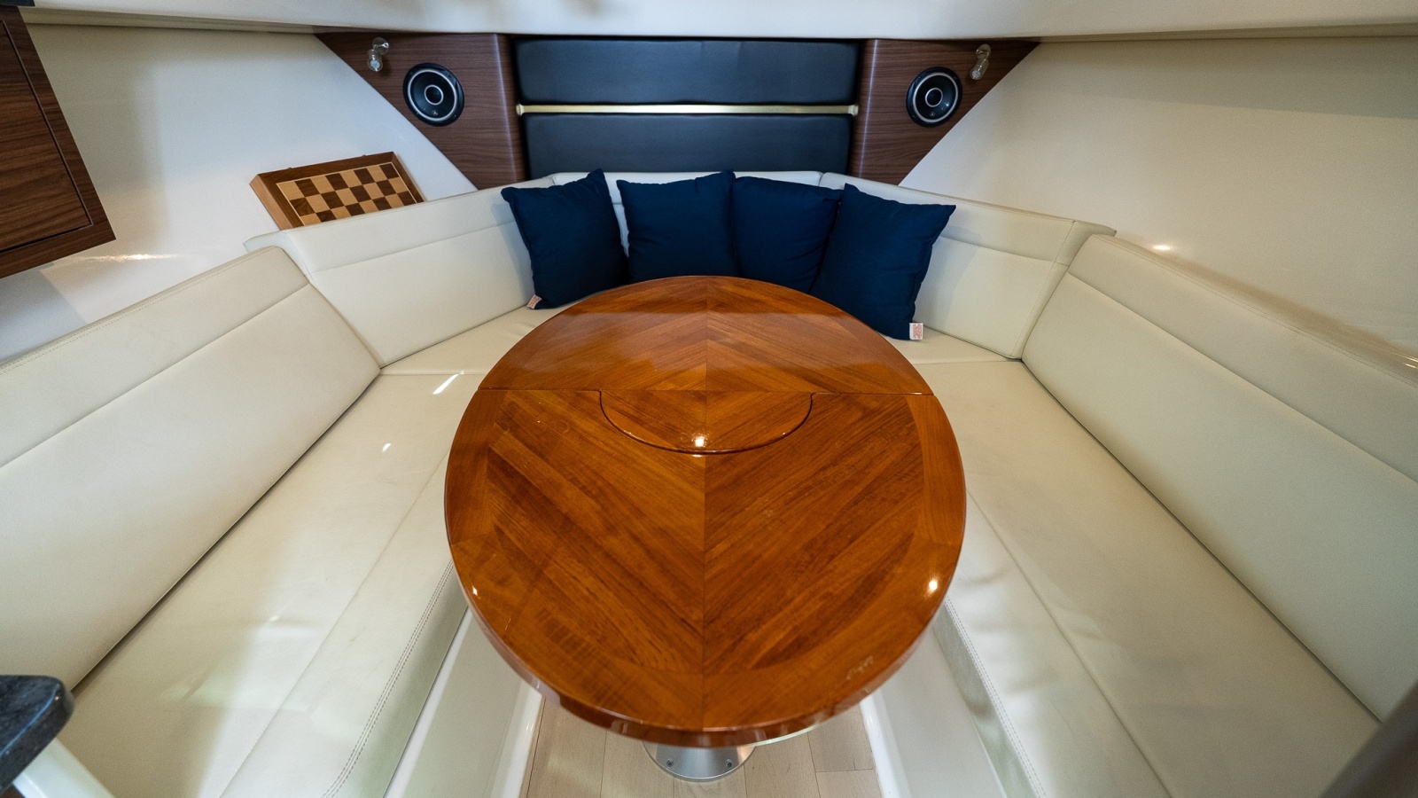 2020 Boston Whaler 325 Conquest