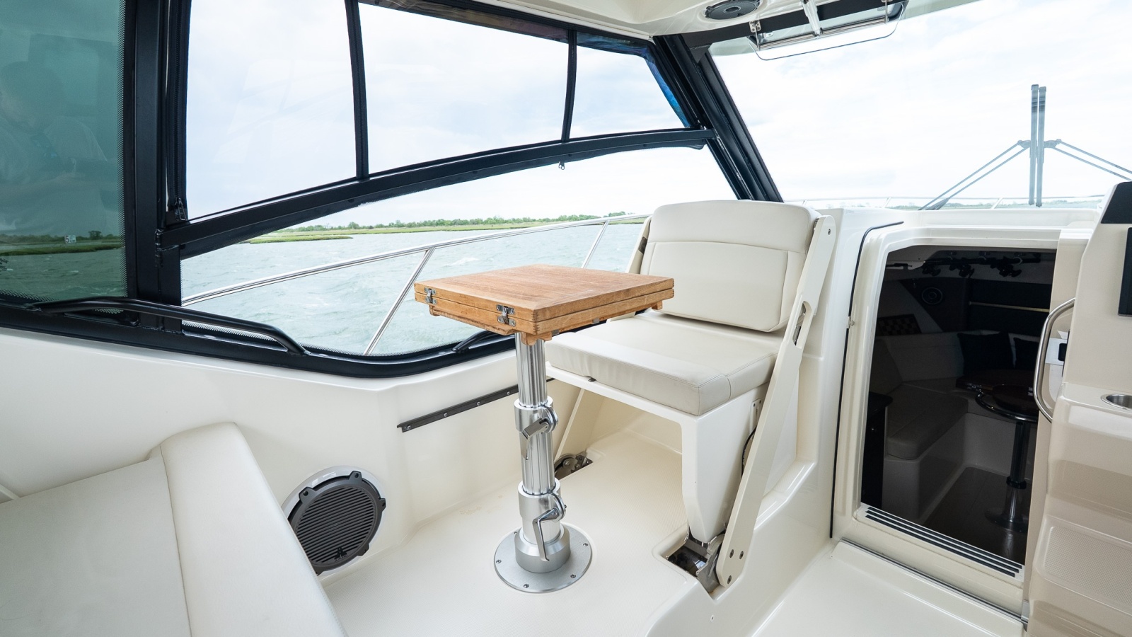 2020 Boston Whaler 325 Conquest