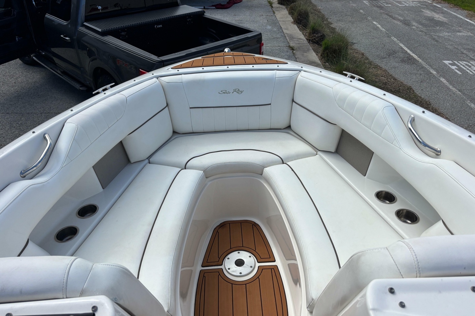 JUST ADD WATER 27ft Sea Ray Yacht For Sale