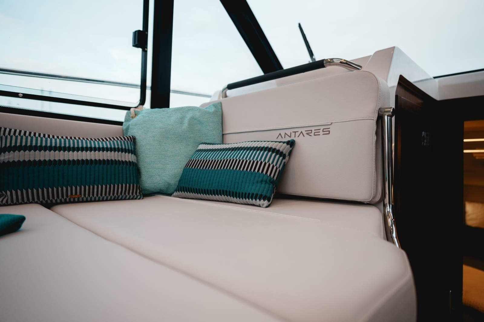 2027 Beneteau Antares 9