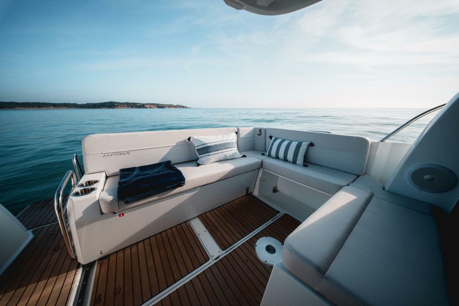 2027 Beneteau Antares 9