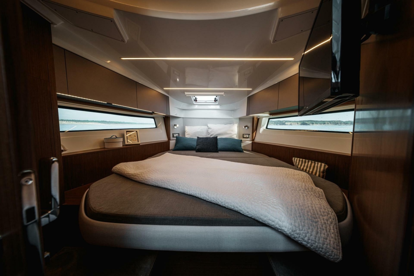 2027 Beneteau Antares 9