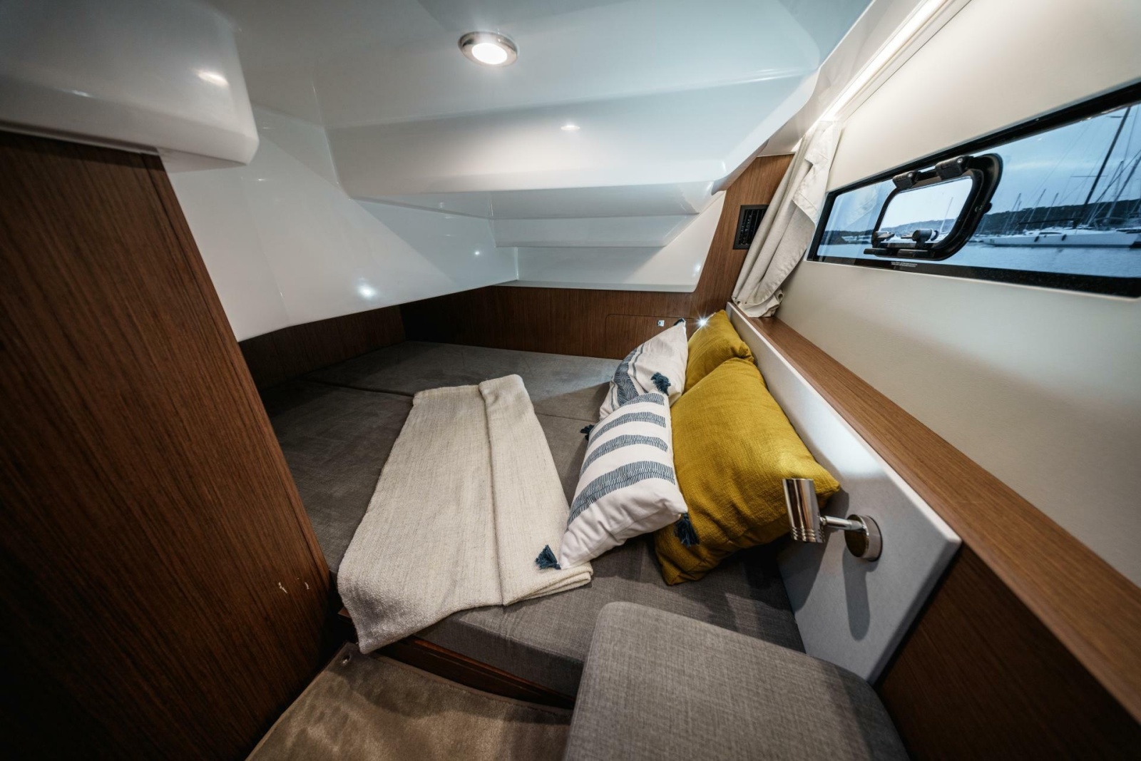 2027 Beneteau Antares 9
