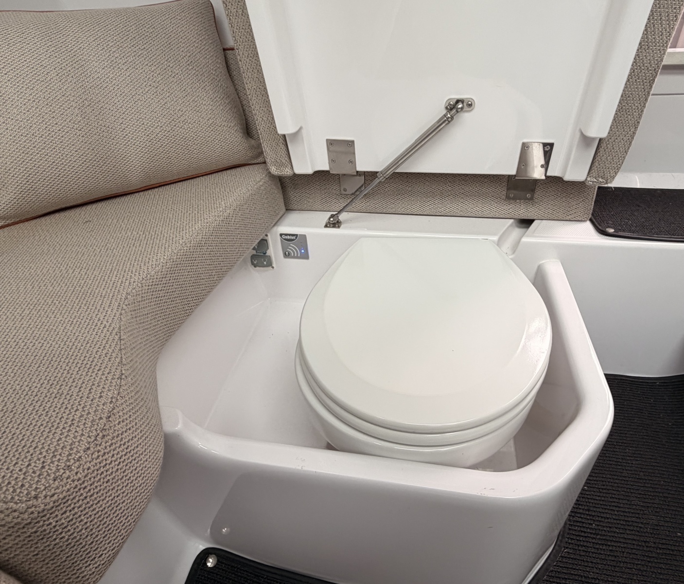 2021 Axopar 37 XC Cross Cabin