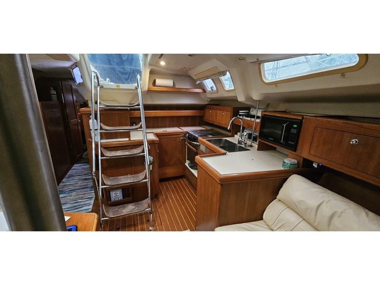 U-shaped Galley