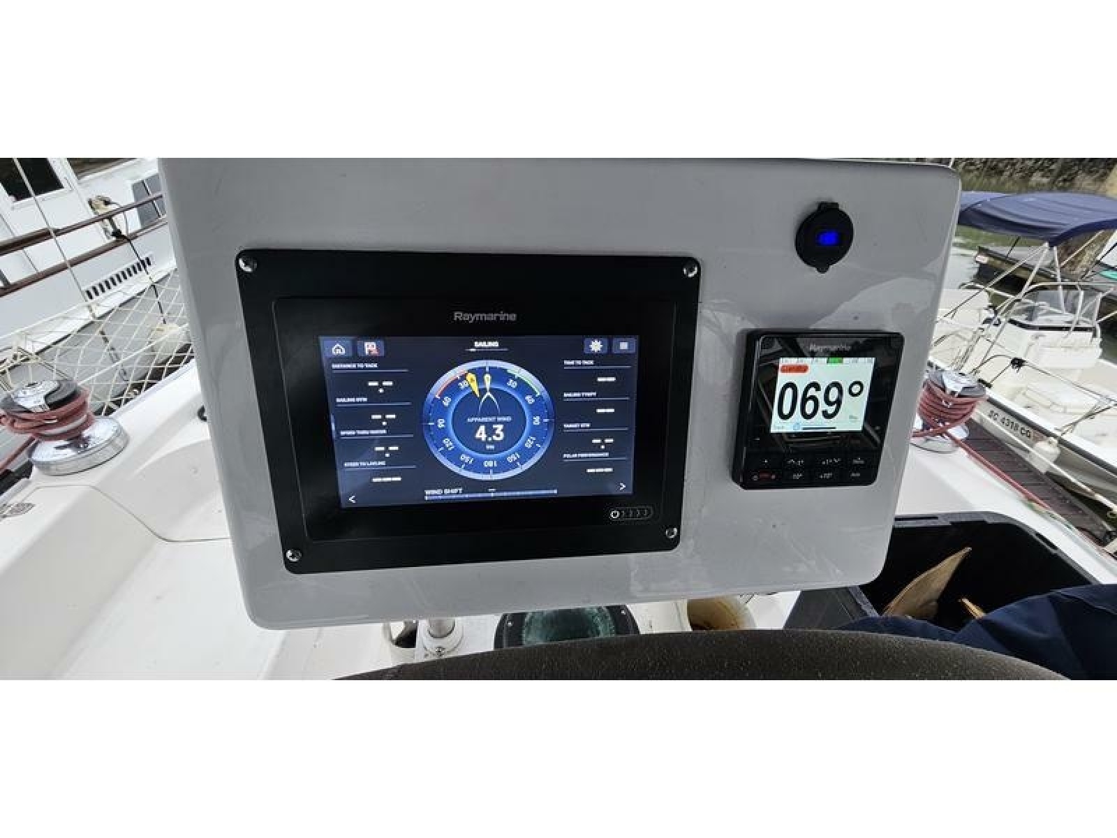 2025 Raymarine Axion 9