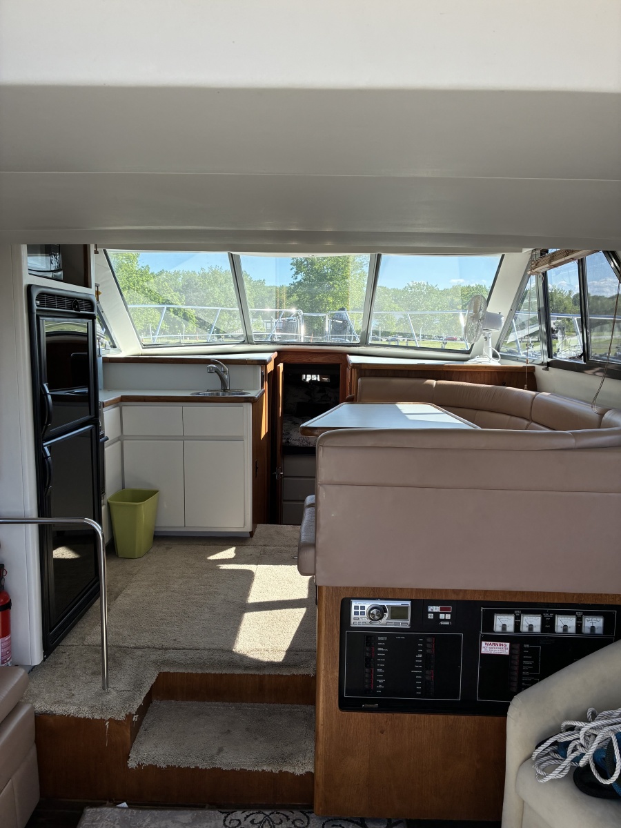 1995 Carver 370 Voyager