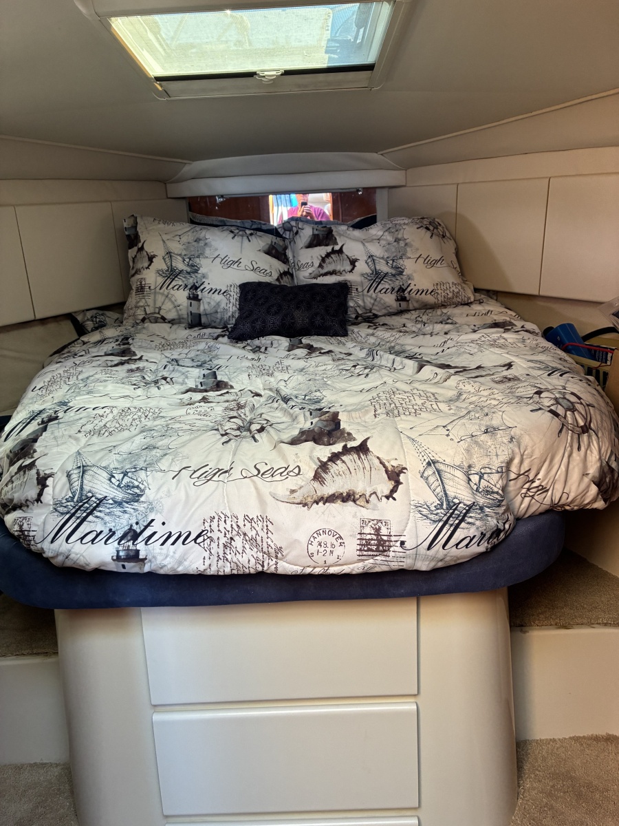 1995 Carver 370 Voyager