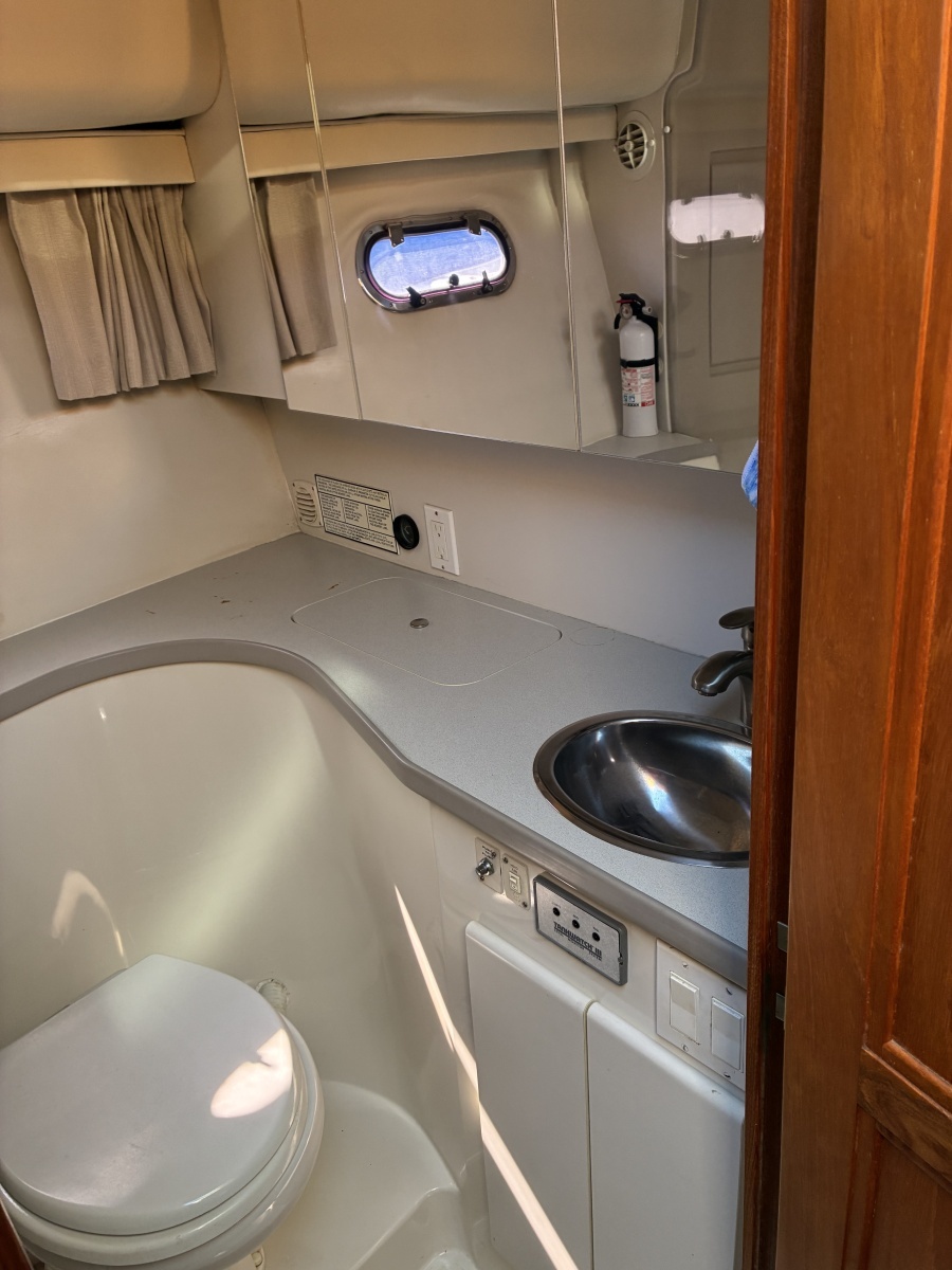 1995 Carver 370 Voyager