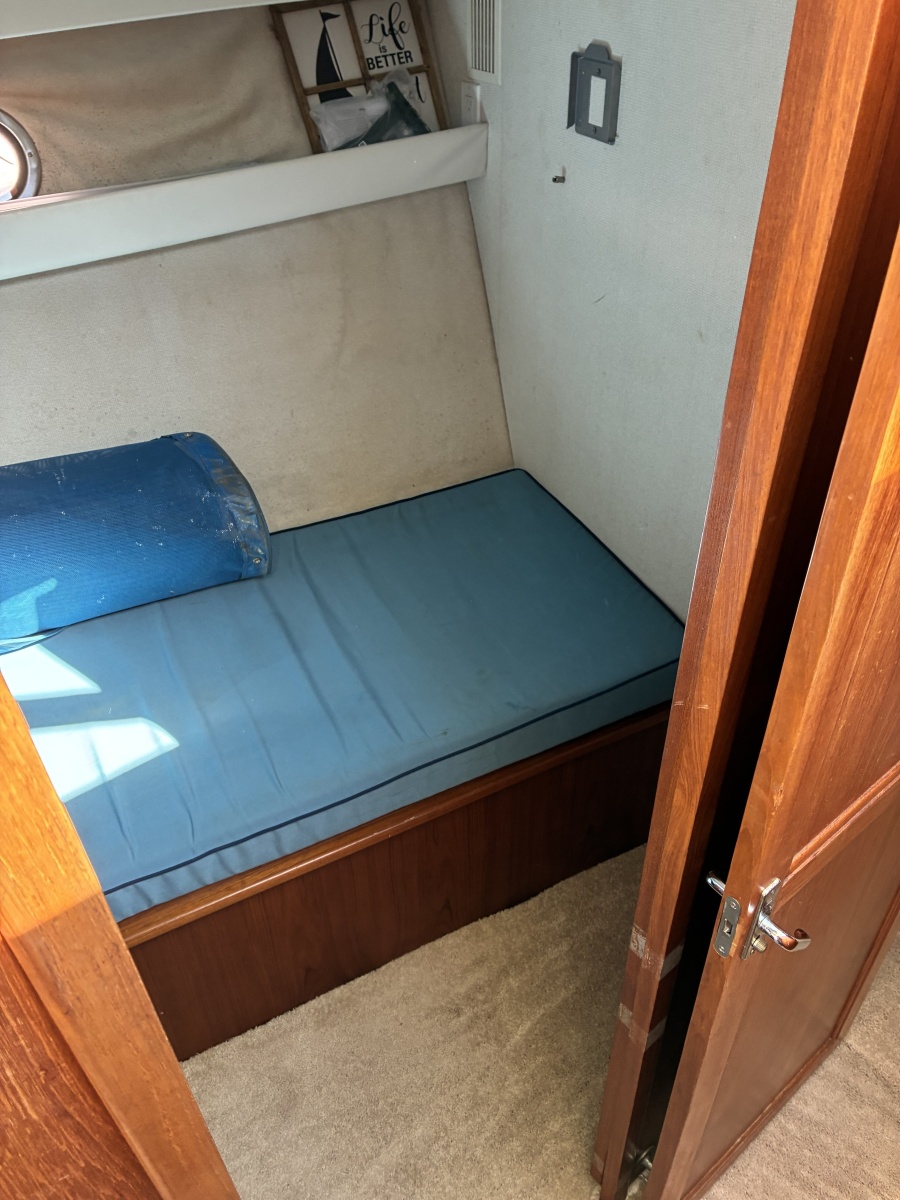 1995 Carver 370 Voyager