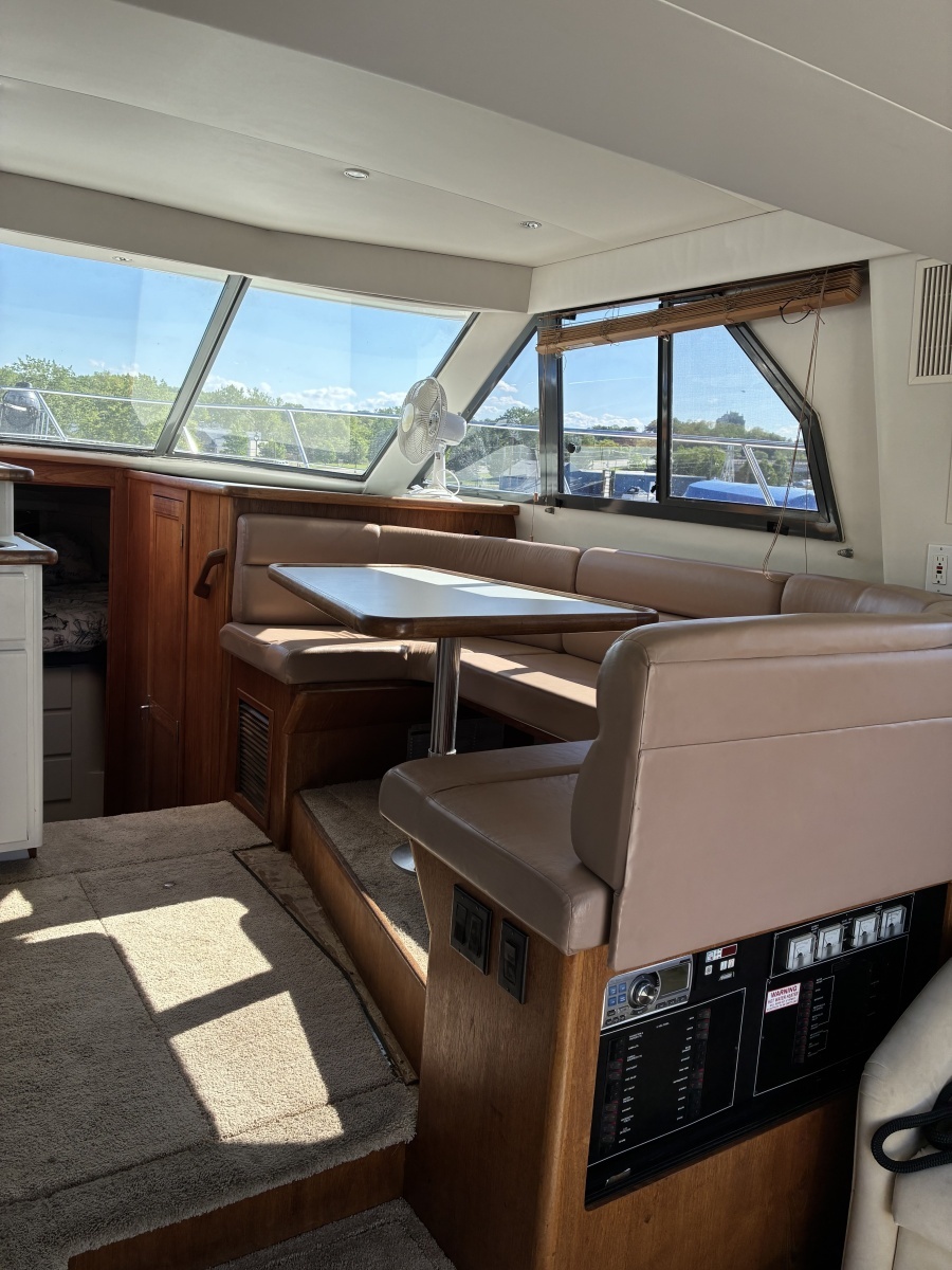 1995 Carver 370 Voyager