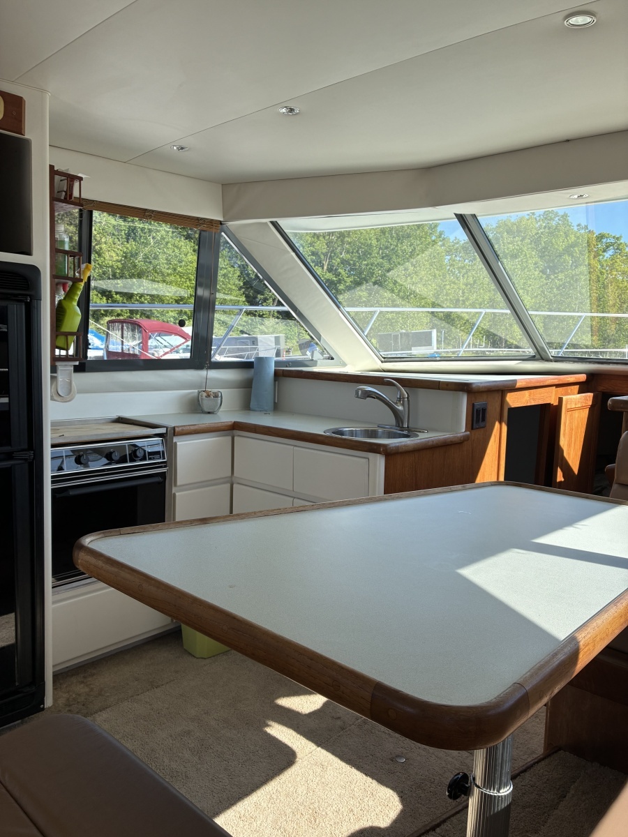1995 Carver 370 Voyager