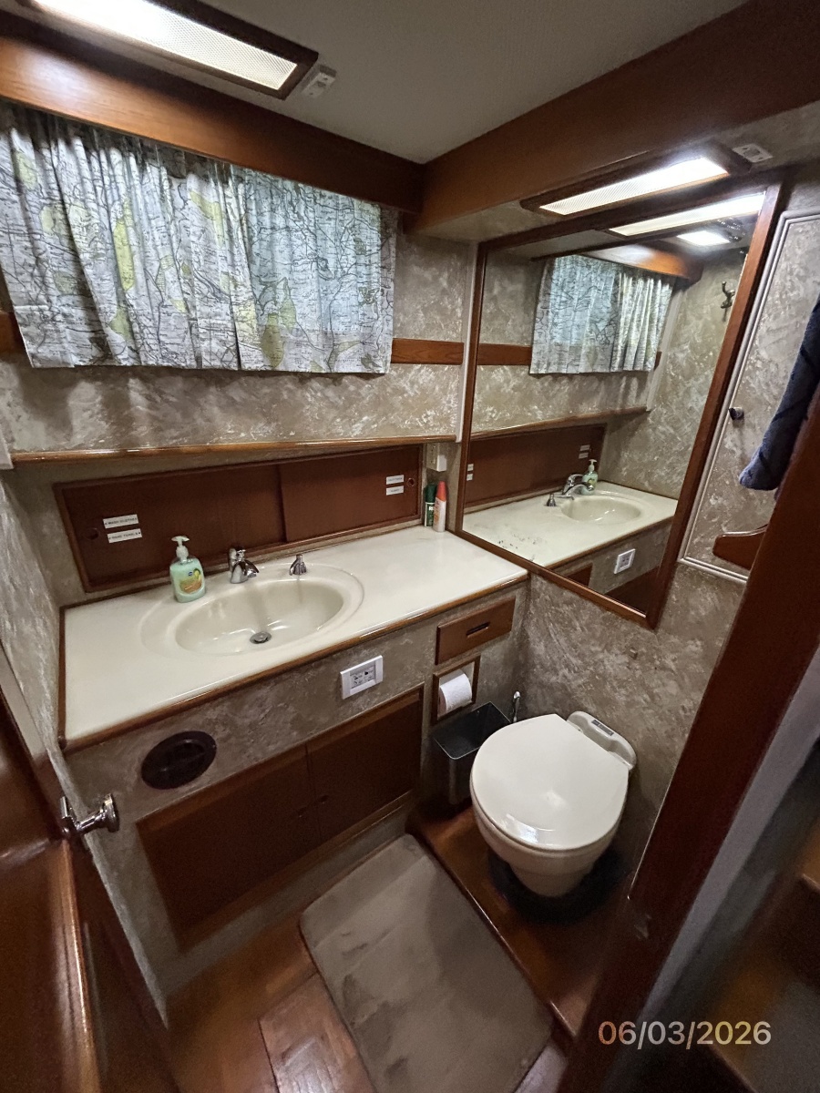 46' Grand Banks guest stateroom head
