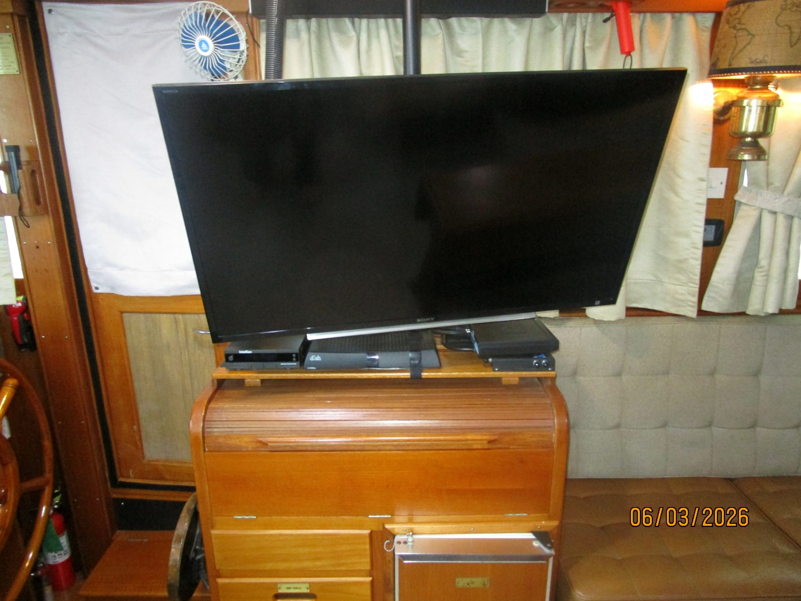 46' Grand Banks salon TV