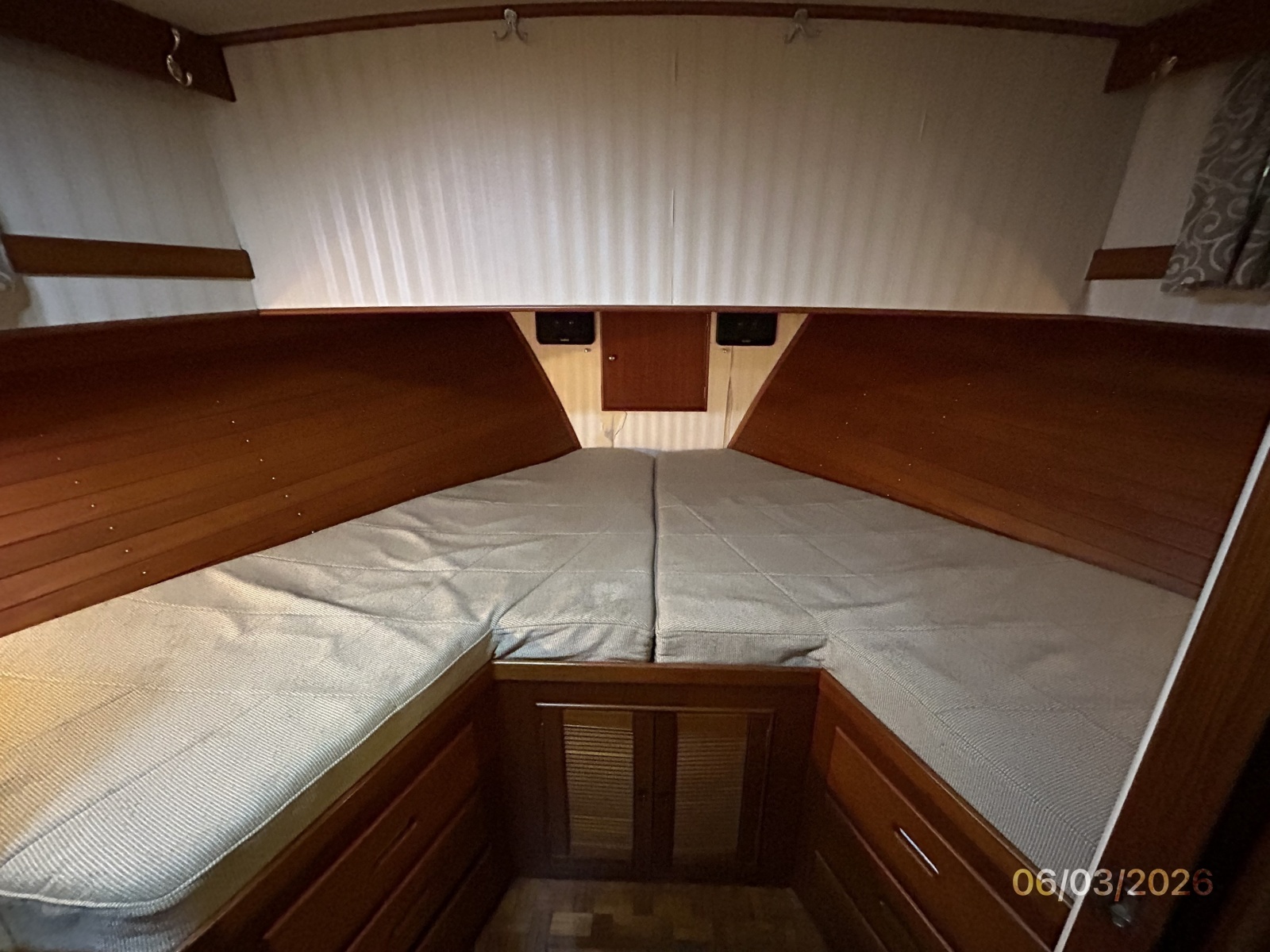 46' Grand Banks guest stateroom