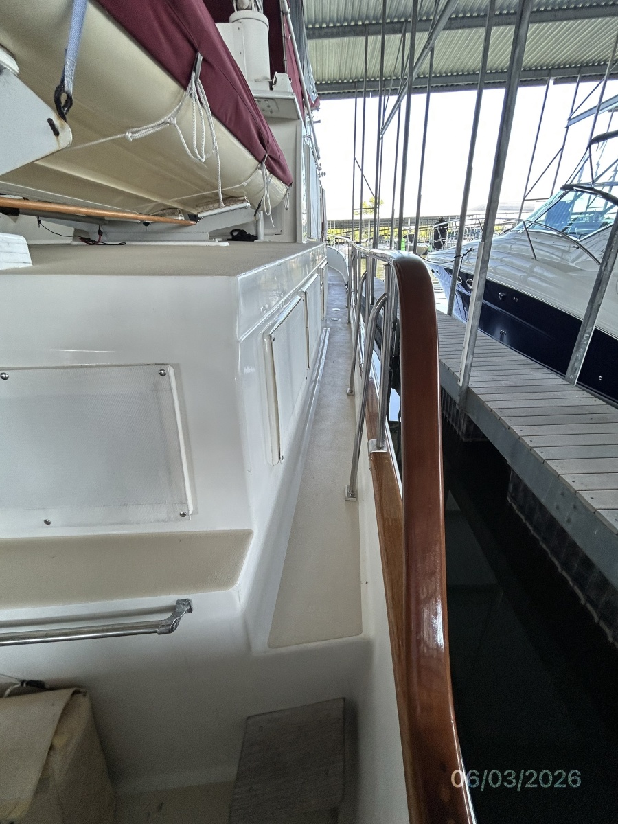 46' Grand Banks starboard side deck2