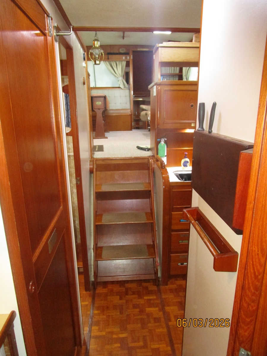 46' Grand Banks forward companionway