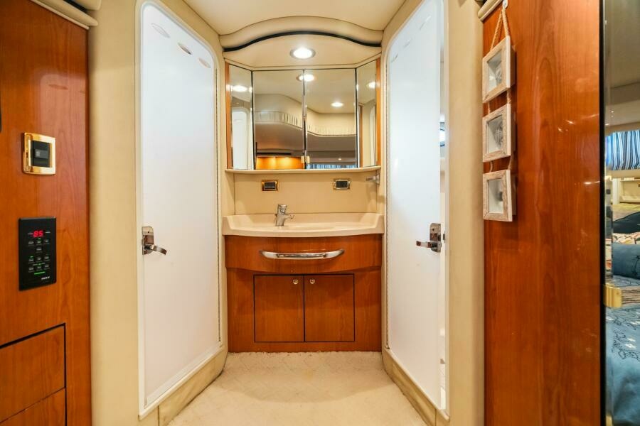 2001 Sea Ray 540 Cockpit Motor Yacht