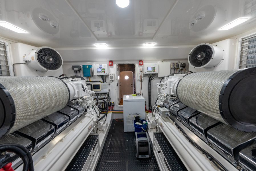 92' 2020 Viking 92 Skybridge