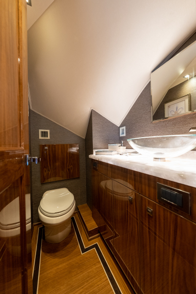 92' 2020 Viking 92 Skybridge