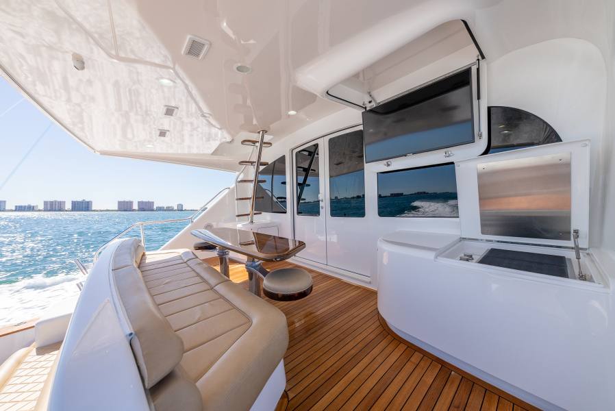 92' 2020 Viking 92 Skybridge