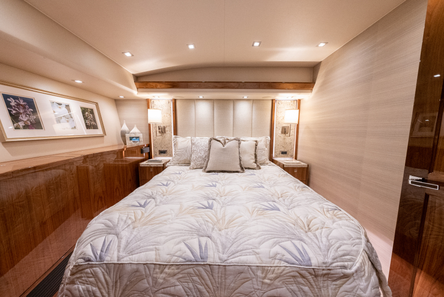 92' 2020 Viking 92 Skybridge