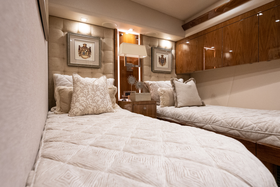 92' 2020 Viking 92 Skybridge