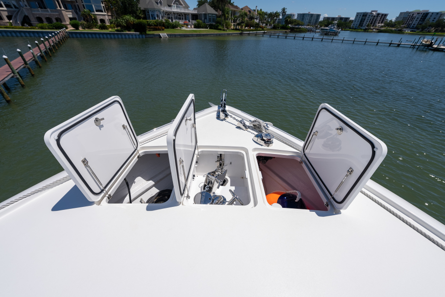 92' 2020 Viking 92 Skybridge