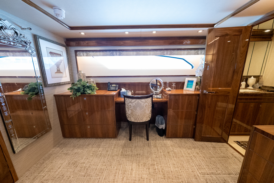 92' 2020 Viking 92 Skybridge