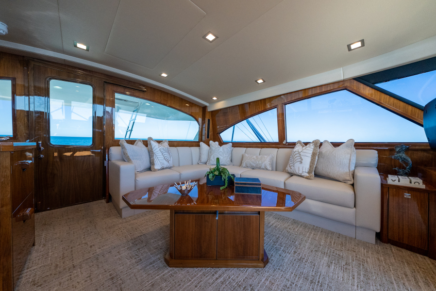 92' 2020 Viking 92 Skybridge