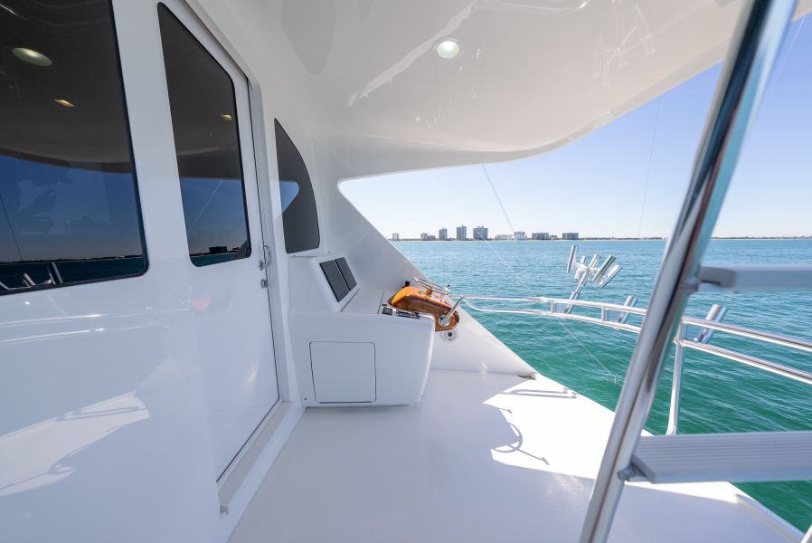 92' 2020 Viking 92 Skybridge