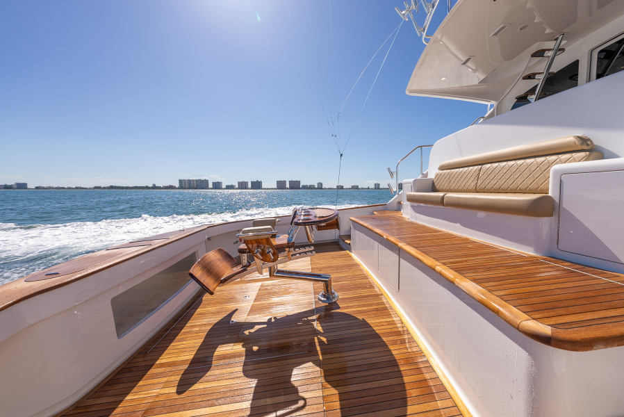 92' 2020 Viking 92 Skybridge
